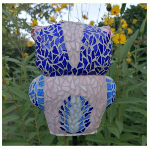 totem hibou en mosaïque dans jardin