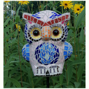 totem hibou en mosaïque dans jardin