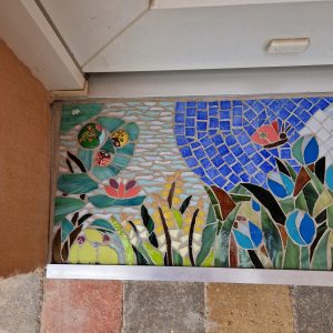 marche escalier mosaïque fleurs